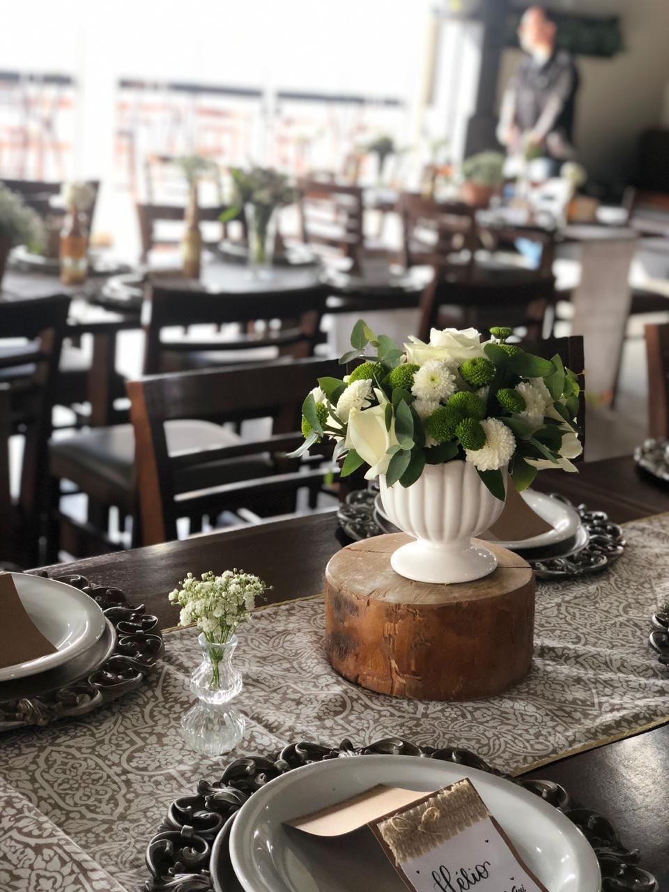 Mesa com pratos decorados